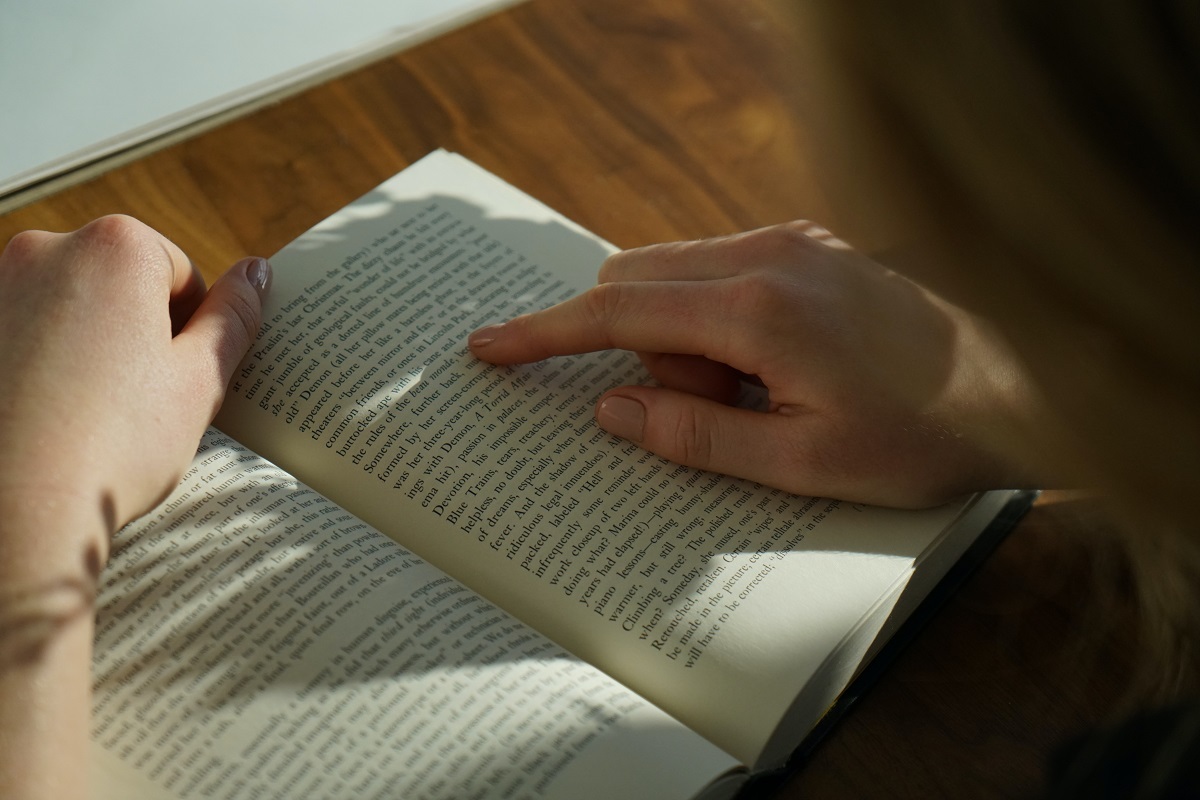 Read a good novel to keep your memory sharp, says brain expert.